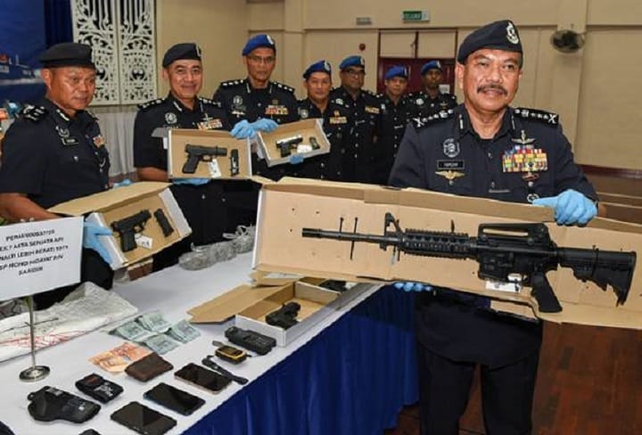 Empat lelaki ditahan bersama senjata api, 801 butir peluru Empat lelaki ditahan bersama senjata api, 801 butir peluru