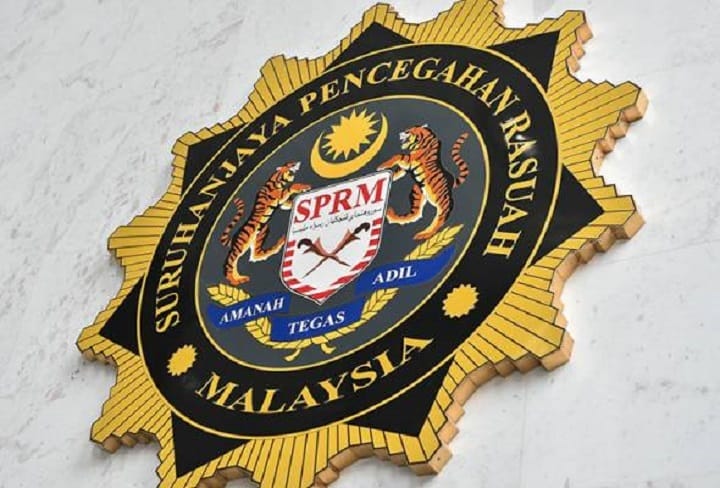 Tiga bekas pegawai kanan dikaitkan dengan bekas PM dibebaskan daripada tahanan reman – SPRM Tiga bekas pegawai kanan dikaitkan dengan bekas PM dibebaskan daripada tahanan reman – SPRM