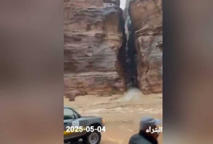 Petra dilanda banjir: 2 terbunuh, 1,800 pelancong dipindahkan Petra dilanda banjir: 2 terbunuh, 1,800 pelancong dipindahkan