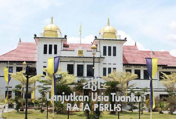 Pekarangan Istana Arau dibuka kepada rakyat untuk Malam Kilauan Cahaya Pekarangan Istana Arau dibuka kepada rakyat untuk Malam Kilauan Cahaya