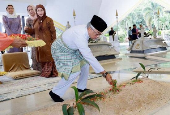 Sultan Pahang berkenan ziarah pusara Tun Abdullah di Makam Pahlawan