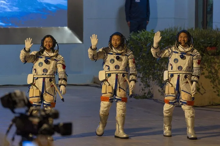 Angkasawan Shenzhou-19 Selamat Keluar Kapsul, Misi Disahkan Berjaya