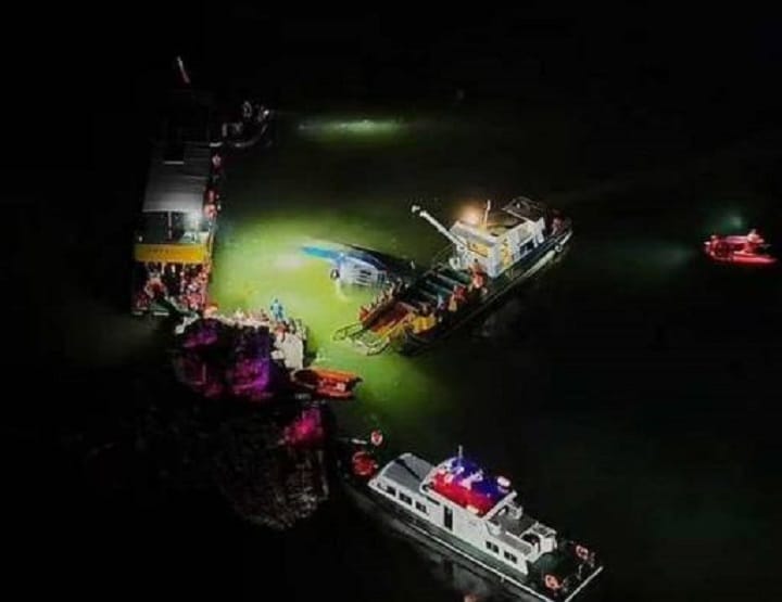 Tiga maut, 14 hilang selepas dua bot pelancong terbalik di China Tiga maut, 14 hilang selepas dua bot pelancong terbalik di China