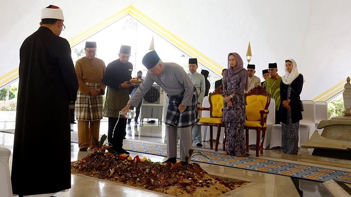 Sultan Perak berkenan ziarah pusara Tun Abdullah di Makam Pahlawan