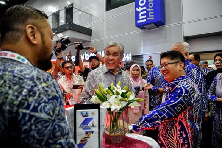 Ahmad Zahid gesa belia teroka peluang francais di luar bidang F&B Ahmad Zahid gesa belia teroka peluang francais di luar bidang F&B