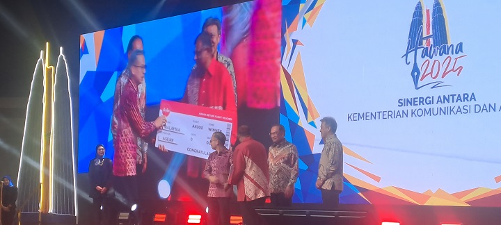 Pesawat AirAsia bakal papar nama wartawan dengan nama yang akan dipilih PM sendiri – Tony Fernandes Pesawat AirAsia bakal papar nama wartawan dengan nama yang akan dipilih PM sendiri – Tony Fernandes