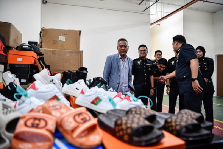 Sindiket kasut tiruan tumpas, KPDN rampas barangan bernilai RM400,000 Sindiket kasut tiruan tumpas, KPDN rampas barangan bernilai RM400,000