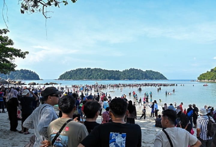 Lebih 3,000 pengunjung teruja rasai fenomena laut terbelah di Pulau Pangkor Lebih 3,000 pengunjung teruja rasai fenomena laut terbelah di Pulau Pangkor
