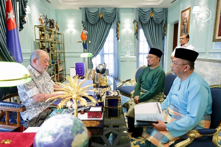 Agong dipersembah perkembangan hal ehwal agama Johor Agong dipersembah perkembangan hal ehwal agama Johor