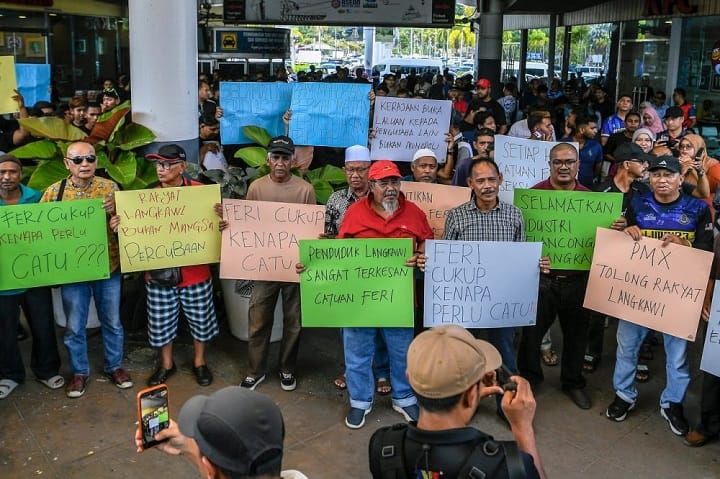 Kerajaan diminta campur tangani isu catuan feri Langkawi