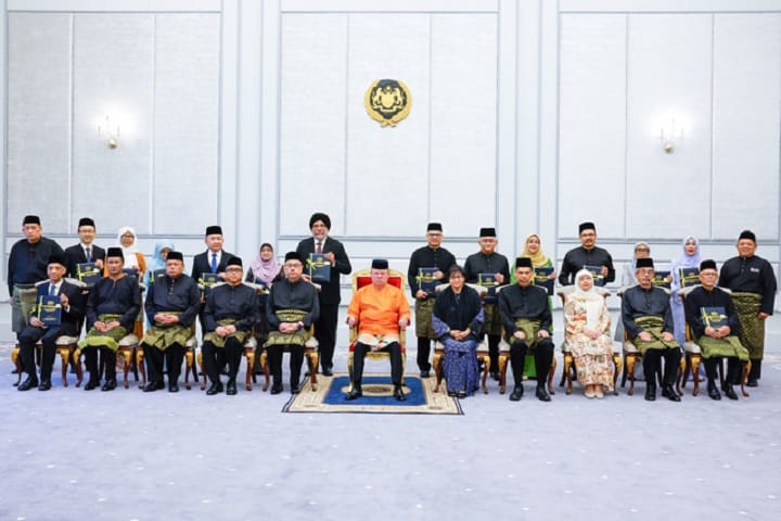 Agong kurnia surat cara pelantikan kepada 14 hakim Agong kurnia surat cara pelantikan kepada 14 hakim