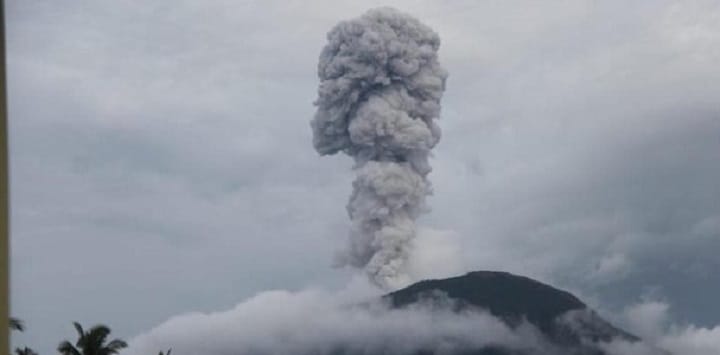 Gunung Ibu meletus di Maluku Utara, tiang abu setinggi 800 meter