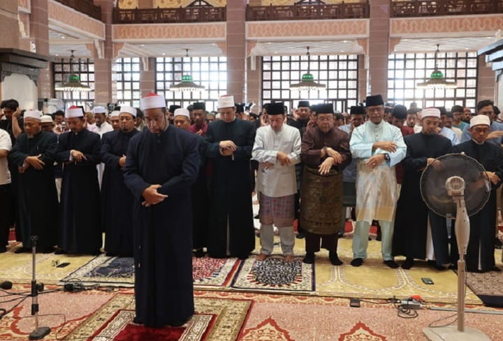PM Anwar tunai solat sunat Aidiladha bersama lebih 10,000 jemaah di Masjid Putra