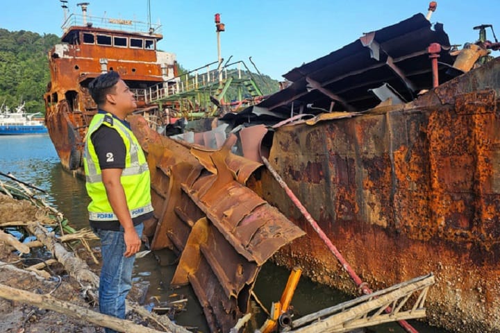 Tiga pekerja nyaris maut “kapal hantu” meletup, terbakar