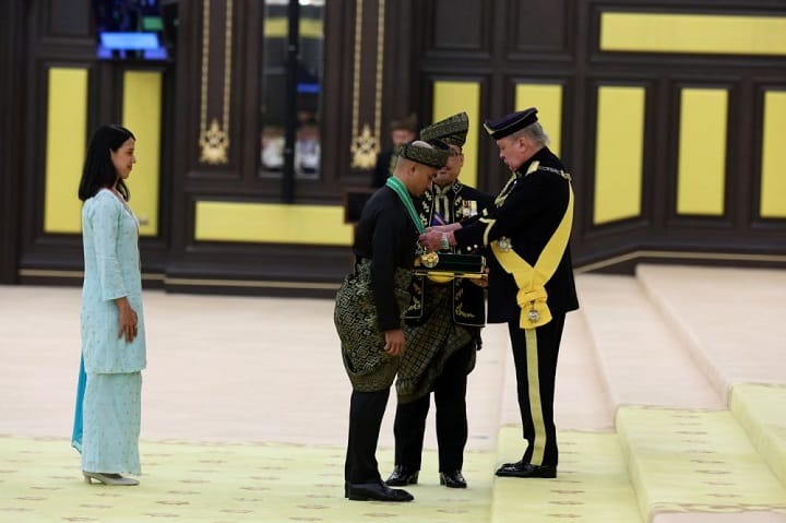 ‘Pocket Rocketman’ Azizulhasni atlet ketiga terima Darjah Bakti daripada Agong