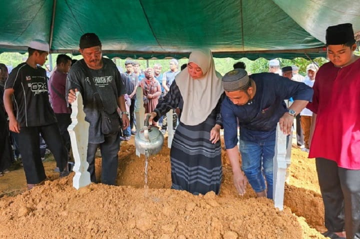 Kemalangan maut Simpang Renggam: Jenazah empat sekeluarga selamat dikebumikan