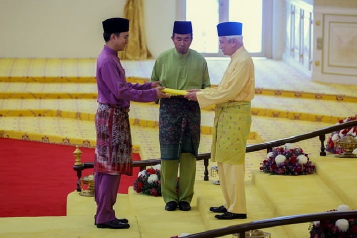 Tunku Zain Al-‘Abidin dimasyhurkan sebagai Tunku Panglima Besar Negeri Sembilan Tunku Zain Al-‘Abidin dimasyhurkan sebagai Tunku Panglima Besar Negeri Sembilan