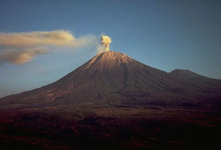 Gunung Semeru meletus tiga kali, aliran piroklas cecah 3.5 km