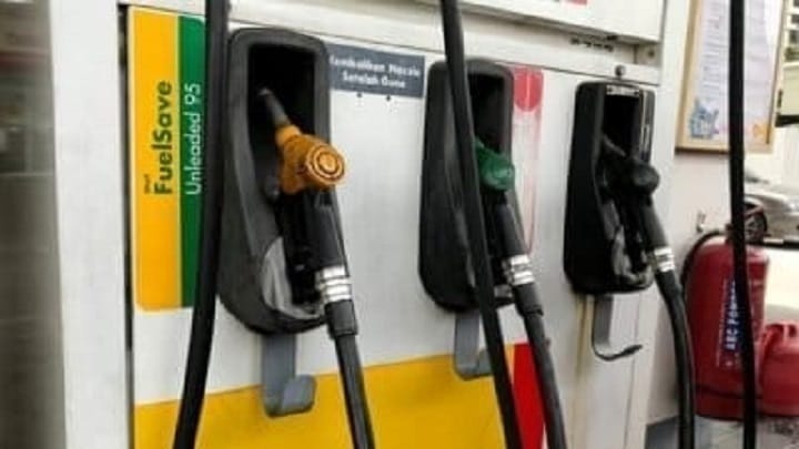 Harga RON97, RON95 dan diesel tanpa subsidi naik 20 sen seliter Harga RON97, RON95 dan diesel tanpa subsidi naik 20 sen seliter