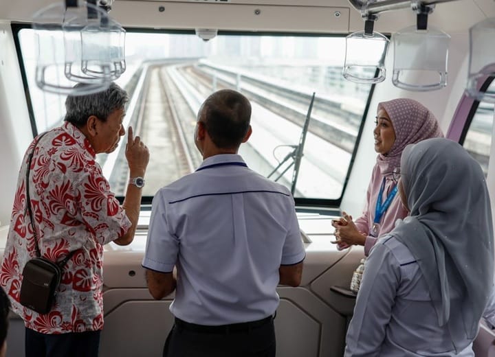 Lebih sedekad cetus cadangan, Sultan Selangor berkenan rasai sendiri perjalanan menaiki LRT3 Lebih sedekad cetus cadangan, Sultan Selangor berkenan rasai sendiri perjalanan menaiki LRT3
