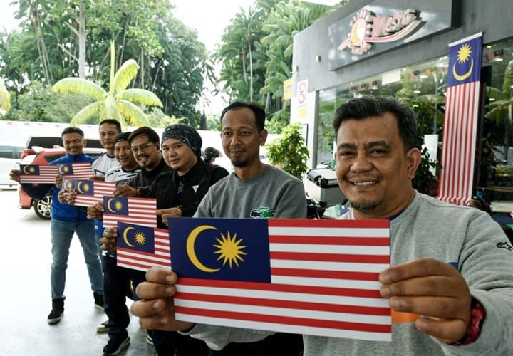 Program Ekspresi Jalur Gemilang JAPEN@PETRONAS Sebanyak 3,000 kenderaan menerima magnet Jalur Gemilang