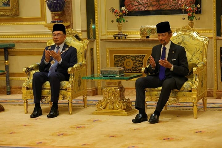 PM Anwar dikurnia darjah kerabat Brunei PM Anwar dikurnia darjah kerabat Brunei