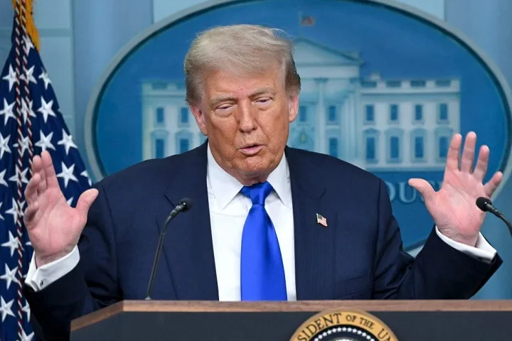TRUMP MAHU PERCEPAT PEMBANGUNAN AI MESKI BERDEPAN RISIKO