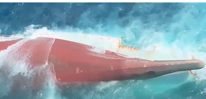 KAPAL TENGGELAM DI LAUT JAWA: TIGA LAGI MAYAT DITEMUKAN KAPAL TENGGELAM DI LAUT JAWA: TIGA LAGI MAYAT DITEMUKAN