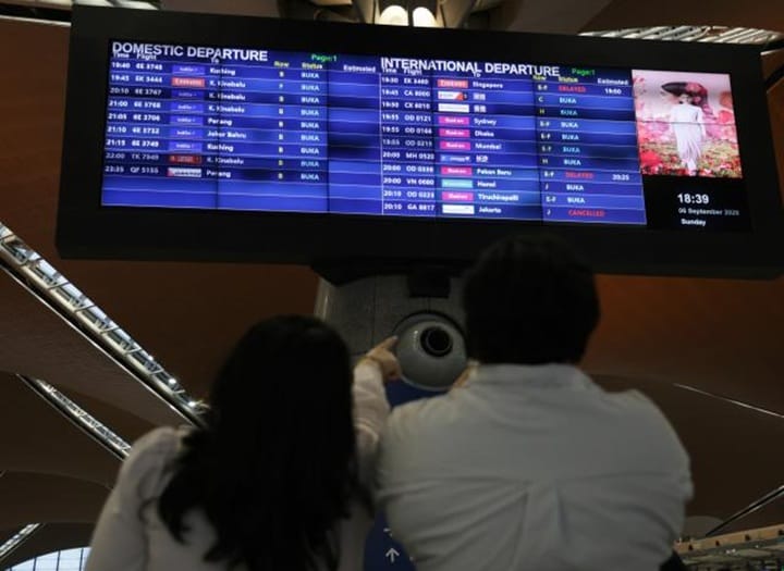 Letusan Anak Krakatau: Penumpang terkandas lebih 12 jam KLIA terminal 1 Letusan Anak Krakatau: Penumpang terkandas lebih 12 jam KLIA terminal 1