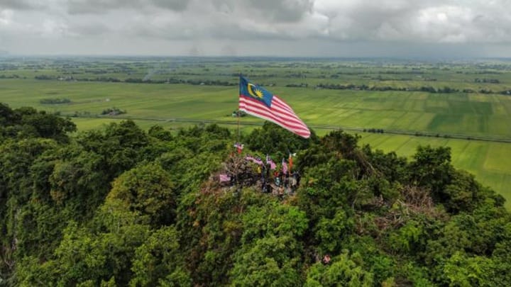 Empat kali daki Bukit Hantu demi kibarkan Jalur Gemilang gergasi
