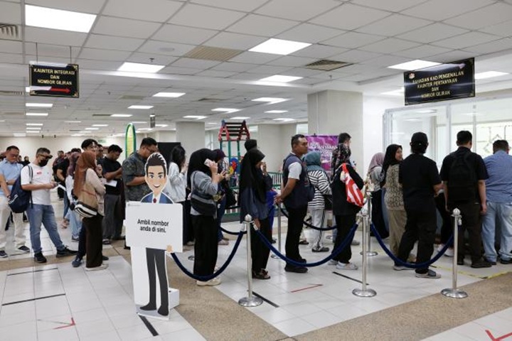 Proses pengeluaran MyKad generasi baharu lancar, terima maklum balas positif Proses pengeluaran MyKad generasi baharu lancar, terima maklum balas positif