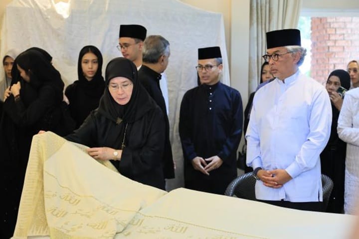 Sultan Pahang, Tengku Ampuan beri penghormatan terakhir buat Tun Dr Siti Hasmah