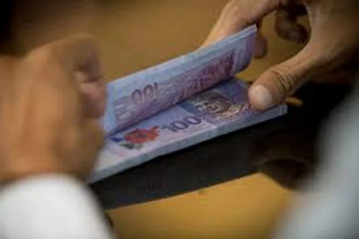 Ringgit dibuka tinggi pada pagi ini