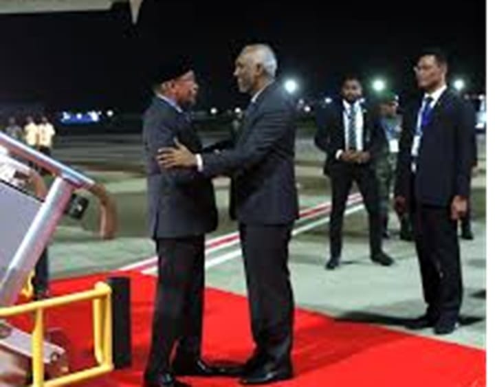 ANWAR TIBA DI MALDIVES BAGI LAWATAN RASMI DUA HARI ANWAR TIBA DI MALDIVES BAGI LAWATAN RASMI DUA HARI