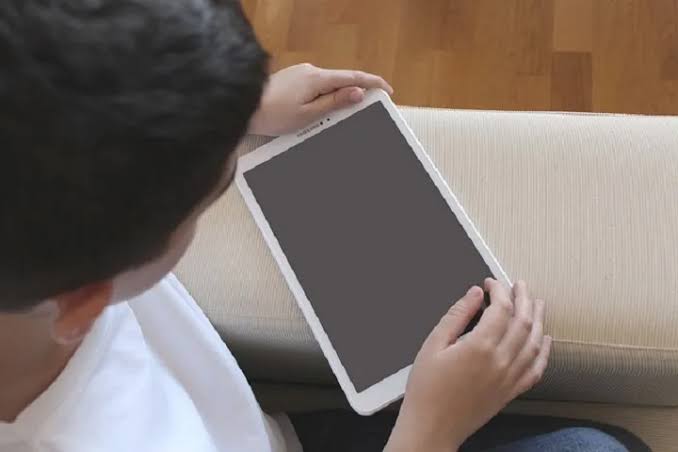 SURUHANJAYA EROPAH RANCANG HAD UMUR MINIMUM 13 TAHUN GUNA MEDIA SOSIAL