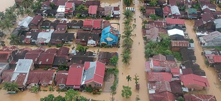 PADANG, INDONESIA DILANDA BANJIR, RATUSAN ISI RUMAH TERJEJAS