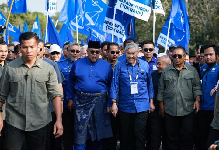 PRN Melaka: Ab Rauf diiringi Ahmad Zahid ke pusat penamaan calon DUN Tanjung Bidara PRN Melaka: Ab Rauf diiringi Ahmad Zahid ke pusat penamaan calon DUN Tanjung Bidara